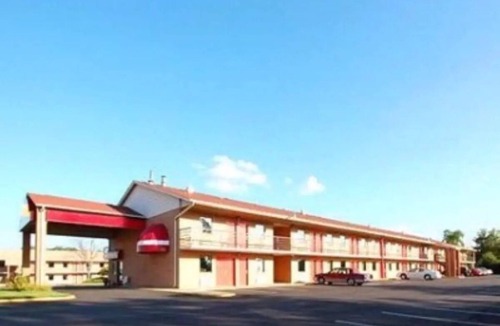 Richburg Hotel | Clean + Comfortable Room w/Queen Bed, Fridge + Microwave – Perfect for Traveler