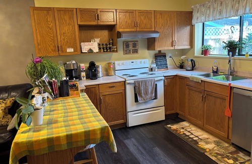 Aldergrove House | Clean safe double bedroom, comfy bed, keyless entry, no stairs, on bus routes