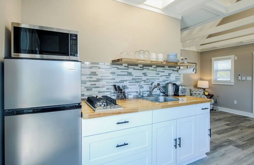 Boutiliers Point Cottage | Coastal Bunkie Retreat | Near Halifax | Sauna Access | Private Beach