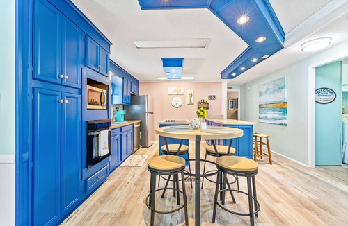 Garden City House | COASTAL CABANA! Cozy, 3 Bed- 2 Bath that sleeps 7. GOLF CART & DOG FRIENDLY!