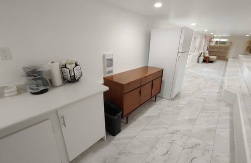 Departure Bay Apartment | Coastal Gem with Ocean Views | Bright, Stylish & Peaceful Retreat for 4