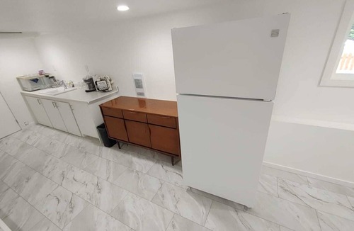 Departure Bay Apartment | Coastal Gem with Ocean Views | Bright, Stylish & Peaceful Retreat for 4