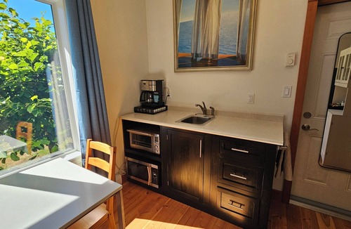 Gibsons Apartment | Coastal Hideaway Private Suite