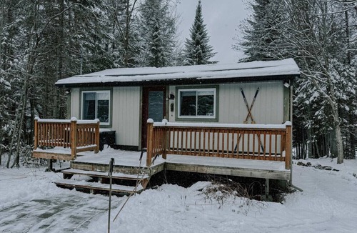 St-Adolphe-d'Howard Cabin | Cocoon des montagnes - Spa privé et bord de l`eau
