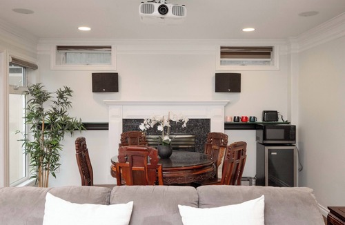 Arbutus Ridge Apartment | Comfort 2-BR Suite in Arbutus – Private Entrance