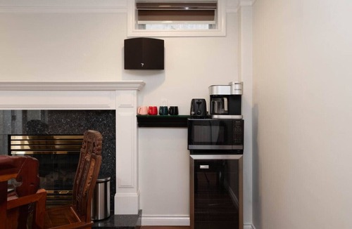 Arbutus Ridge Apartment | Comfort 2-BR Suite Near UBC– Private Entrance