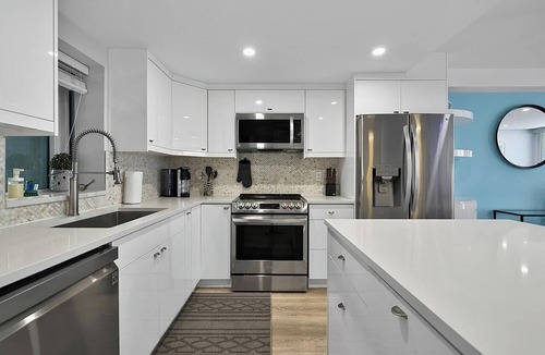 Gastown Condo | Comfortable 2BR + Den & Huge Private Patio | Free Parking | Pet Friendly