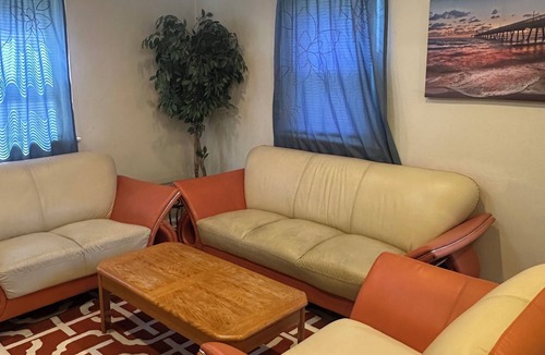 Hampton House | Comfortable & Affordable House Less Than 15 Min To Coliseum, Shopping, & Beaches