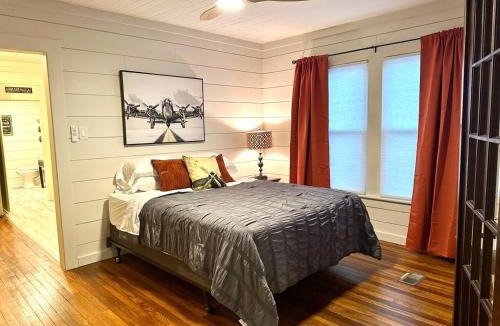 Long View House | Comfortable apartment, Near to Aviation Museum -Spruce Goose