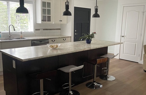 Aldergrove House | Comfortable Home in quiet family Neighbourhood with Hottub