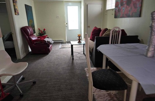 Fabreville House | Comfortable & Relaxing Private Apartment in Laval, Minutes from Everything