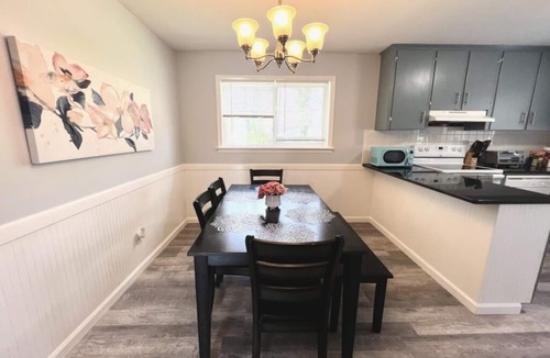 Cary House | ★Comfortable Townhome★King Bed ★ Long Term Stays ★