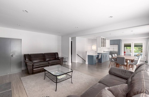 Garibaldi Highlands House | Comfy & Central~Group Getaway~ Entire Home ~Covered Patio~ 5 BDRM 4 BTH w/ A/C