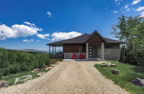 Saint-Joseph-de-la-Rive Ski Chalet | Contemporary house for an escapade with friends or family