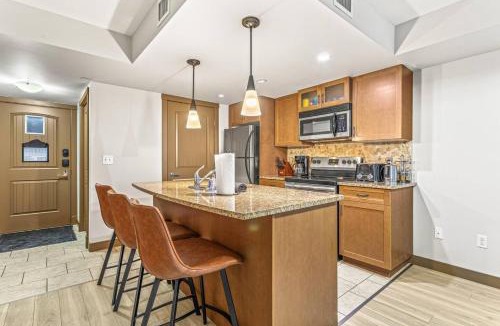 Copperstone Resort House | Contemporary 2BR with hot tub and Mountain Views