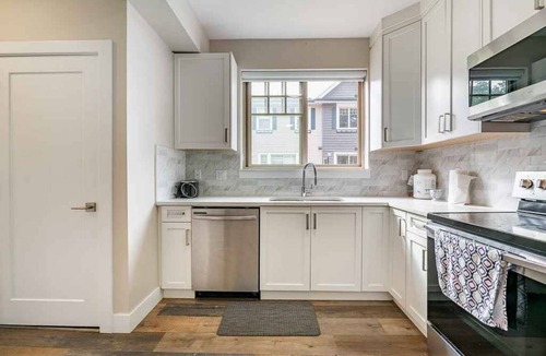 Abbotsford House | Contemporary 3 Beds and 2.5 Bath close to fraser valley university, shops etc