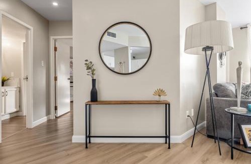 Connaught Apartment | Contemporary, cozy & easy to Rocky Mountains from Calgary !