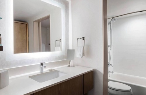 Northeast Virginia Beach Hotel | Convenient Countryside Stay! 2 Comfortable Units, Onsite Pool