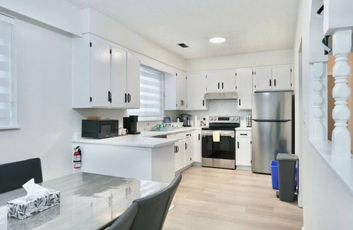 Knight House | Convenient & Cozy 8 Beds Home with 3 Free Parking