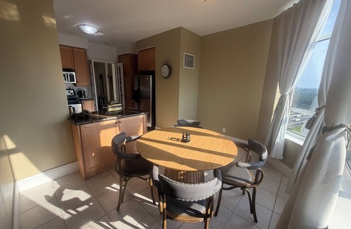 Willowdale Condo | Corner unit 3-bedroom, 3-bath condo with gym, pool, parking, and CN Tower view.