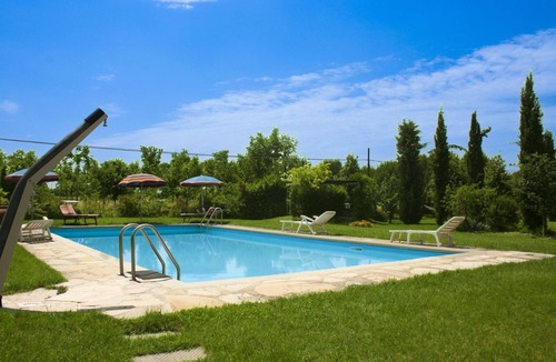 Castiglion Fiorentino Apartment | Cosy apartment for 4 guests with WIFI, pool, TV and pets allowed, close to Cortona