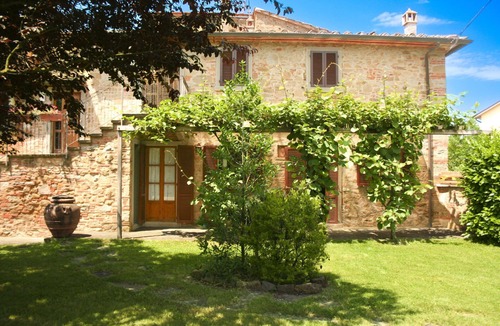 Castiglion Fiorentino Apartment | Cosy apartment for 4 guests with WIFI, pool, TV and pets allowed, close to Cortona