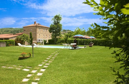 Castiglion Fiorentino Apartment | Cosy apartment for 4 guests with WIFI, pool, TV and pets allowed, close to Cortona