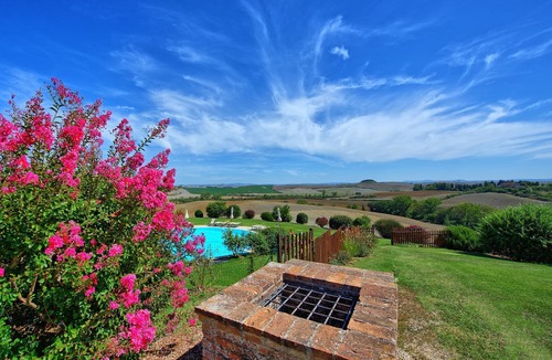 Monteroni d'Arbia Apartment | Cosy apartment for 4 people with WIFI, pool, patio and panoramic view, close to Siena