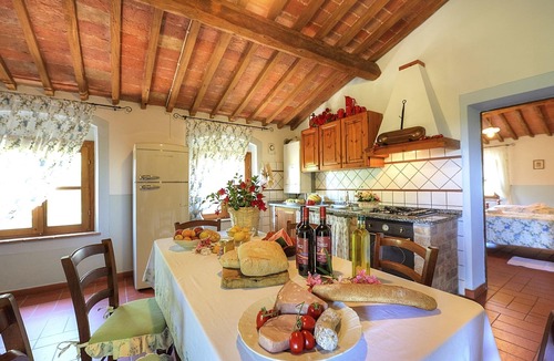 Peccioli Apartment | Cosy apartment for 6 people with A/C, pool, WIFI, TV, pets allowed and panoramic view