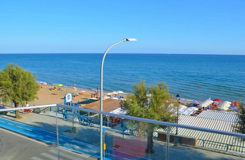 Terracina Apartment | Cosy apartment for 8 people with WIFI, pool, A/C, TV, balcony and pets allowed