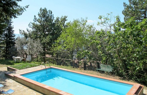 Castelfranco di Sopra Villa | Cosy apartment in villa for 2 guests with WIFI, pool, terrace, pets allowed and panoramic view