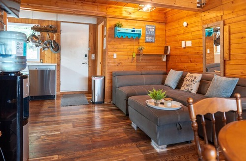 Idabel Lake Cottage | Cottage - Lakeside w/private Hottub near Big White