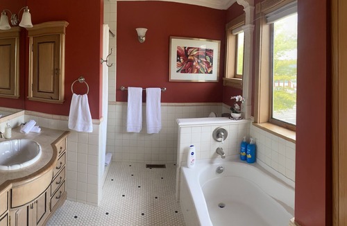 Central Saanich House | Country Classic