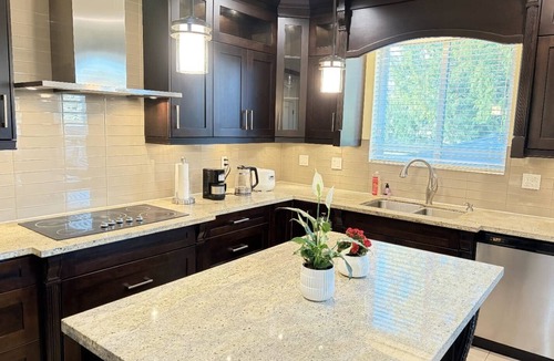 Burnaby House | Cozey/Modern Burnaby home | Central to metro Vancouver | Family friendly!