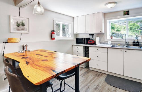 Ladysmith House | Cozy 1-BR suite with ocean views, full kitchen, projector, and garden
