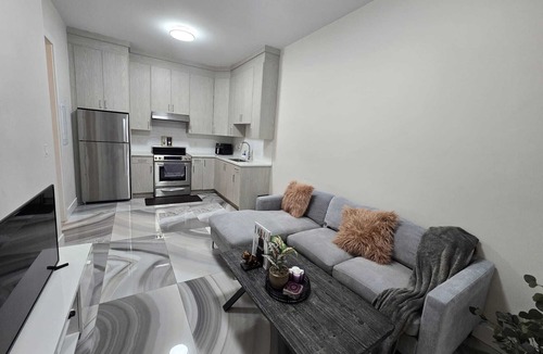 Newton Apartment | Cozy 1bed 1 bath ground level apartment in near Bear creek and Guildford Surrey!