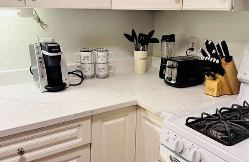 Langford House | Cozy 2 bed 2 bath suite close to hiking trials, short drive to Victoria downtown