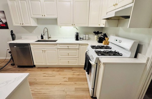Langford House | Cozy 2 bed 2 bath suite close to hiking trials, short drive to Victoria downtown