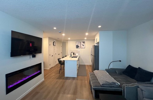 Calgary House | COZY 2-BEDROOM, 1 BATH SUITE WITH AC CLOSE TO CALGARY AIRPORT (YYC) - SLEEPS 6