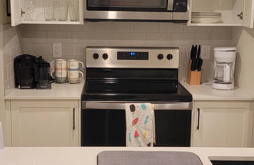 Calgary House | COZY 2-BEDROOM, 1 BATH SUITE WITH AC CLOSE TO CALGARY AIRPORT (YYC) - SLEEPS 6