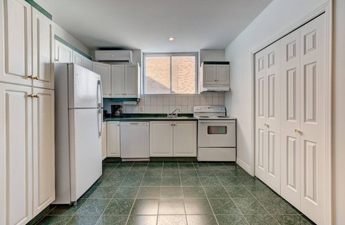 Latin Quarter House | Cozy 2 bedroom Condo at the Château Sherbrooke, Blend of history & modern luxury