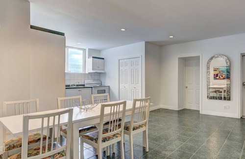 Latin Quarter House | Cozy 2 bedroom Condo at the Château Sherbrooke, Blend of history & modern luxury