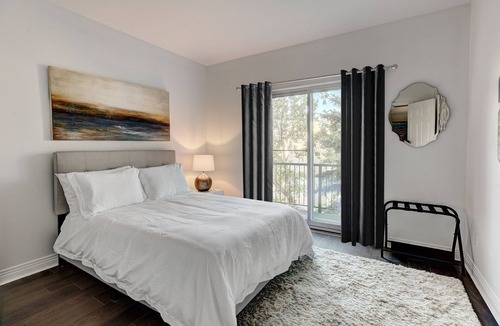 Latin Quarter House | Cozy 2 bedroom Condo at the Château Sherbrooke, Blend of history & modern luxury
