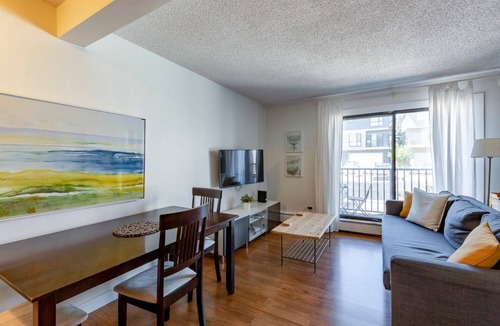 Bankview Condo | Cozy 2 bedroom condo with parking close to downtown