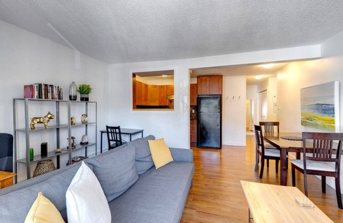 Bankview Condo | Cozy 2 bedroom condo with parking close to downtown