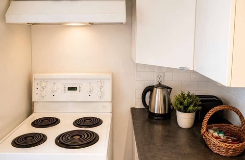Vancouver South Apartment | Cozy 2 BR-5min Downtown Walk to Shops & Transit