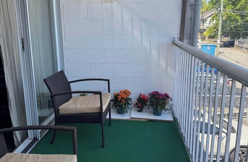 Vancouver South Apartment | Cozy 2 BR-5min Downtown Walk to Shops & Transit