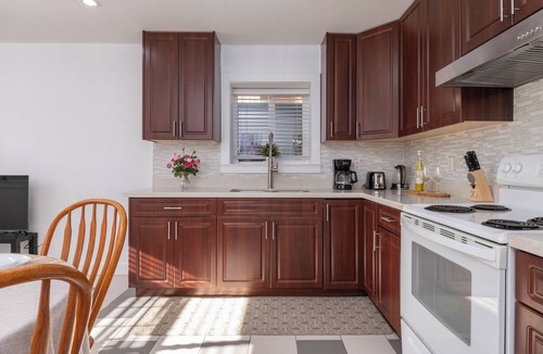 Central Lonsdale House | Cozy 2B Suite in Great Location Near Trails & Shop