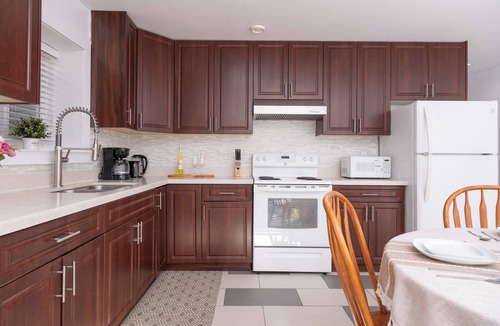 Central Lonsdale House | Cozy 2B Suite in Great Location Near Trails & Shop
