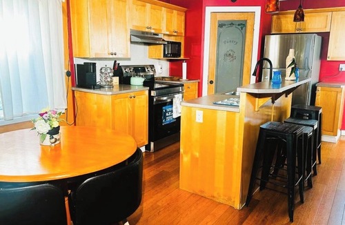 North Central Edmonton House | Cozy 2BER 1.5 Bath Home Near Rogers/2min walk 2 Stadium/RAH/NAIT/FastWIFI/Parkx